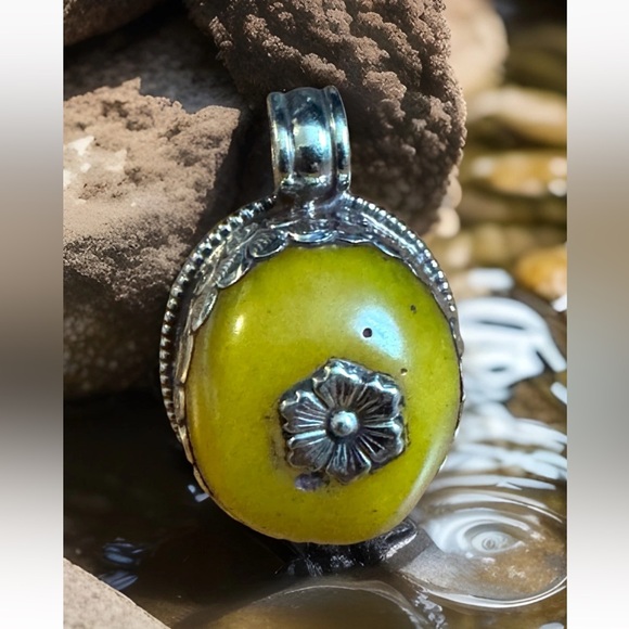 Vintage Ethnic Tibetan Amber Pendant Set In Silver Auspicious Bird Carving 15gr - Picture 1 of 11